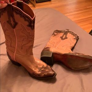 Resistol Ranch by Luchesse boots. Cowgirl style